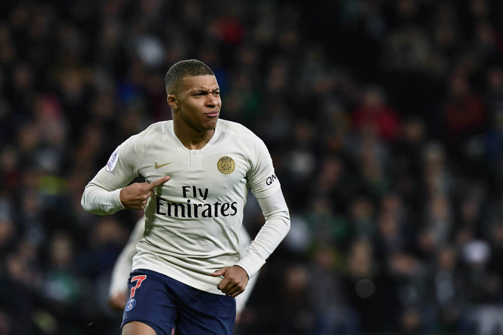 很灾难！克莱半场三分4中0仅得4分1板1助1断 有3次失误&正负值-13